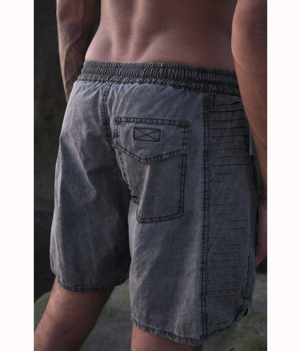 The sunset board shorts are perfect for your sunset surf session. Features include ribbed detailing down the side of the legs, 2 front pockets & 1 back pocket. They close with a drawstring.
