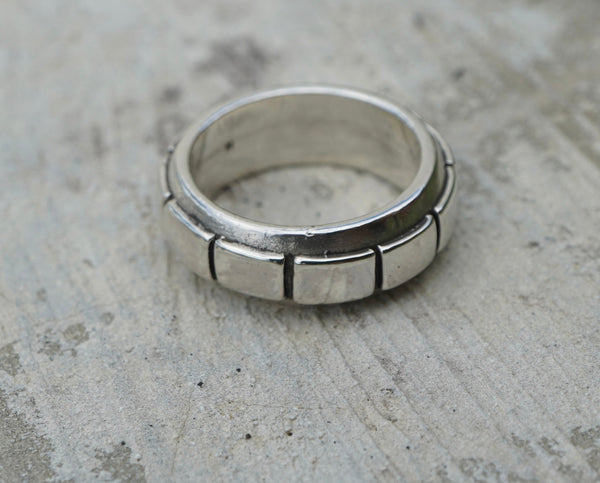 Handmade silver ring band with brutaliste detail. Can be worn by a man or a woman, unisex and minimalist.